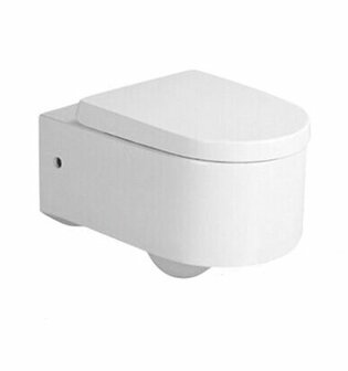 Witte wandcloset met een afgeronde vorm en een vlakke deksel, eenvoudig en modern ontwerp.