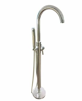 Moderne vrijstaande eenhendel kraan van glanzend roestvrij staal met een hoge, gebogen uitloop en handdouche.