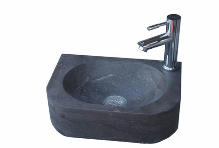 Zwarte marmeren wastafel met een chromen kraan, afgeronde hoeken en een ingebouwde afvoerput.