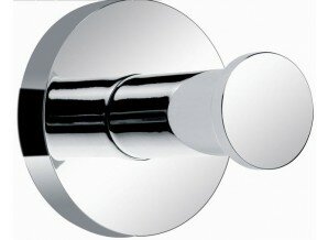 Glanzende, ronde haak tegen een witte muur, met een cilindrisch ontwerp en een brede, platte basis.