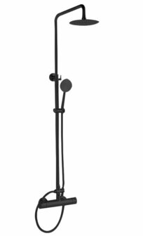 Zwart douchesysteem met grote hoofddouche, handdouche en thermostatische kraan, gemonteerd aan de muur.