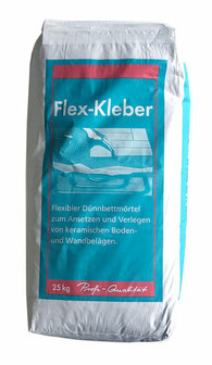 Zakken cement met blauw-witte verpakking, titel &#039;Flex-Kleber&#039; en informatie over gebruik op de voorkant. Gewicht 25 kg.