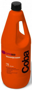 Heldere oranje plastic fles met zwarte dop en een etiket met de tekst "DPM800" en "Coba", inhoud van 1 liter.