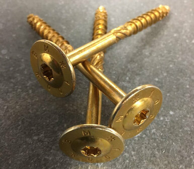 Drie gouden schroeven met een ronde kop en een inbusopening liggen in een driehoek op een grijze ondergrond.