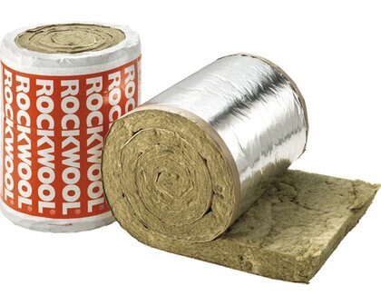 Rondrol isolatiemateriaal van Rockwool, met een lichtgroene vezelstructuur en een zilverkleurige folie aan de buitenkant.