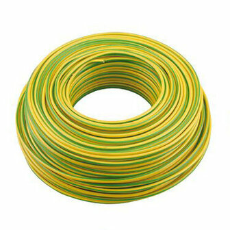 Een opgerolde slang met groene en gele strepen, zichtbaar in een cirkelvormige vorm.