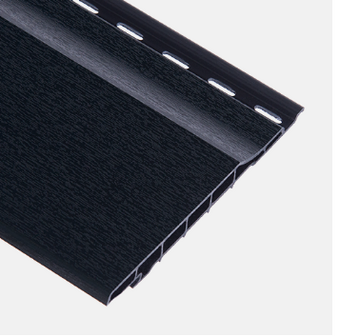 Zwarte gevelbekleding met een schuine rand en verticale inkepingen voor ventilatie.
