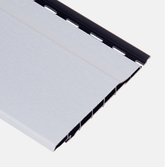 Gladde, zilverkleurige metalen strip met enkele perforaties en een zwarte rand aan de bovenkant.