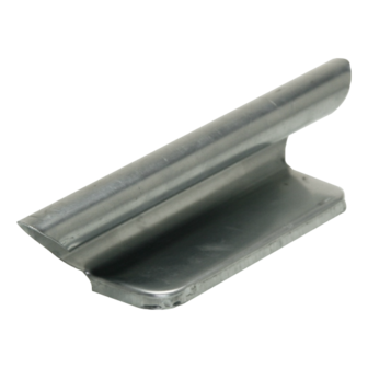 Zilveren metalen gereedschap met een gebogen rand en een platte basis, bedoeld voor het gladmaken van materialen.