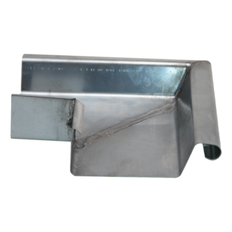 Metalen hoekprofiel met een gladde, glanzende afwerking en een scherpe buiging aan de rechterkant.