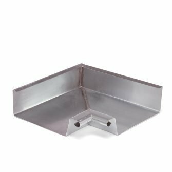 Grijze, metalen hoekverbinder met een scherpe, rechte hoek en twee bevestigingsgaten aan de onderkant.