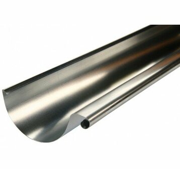 Gladde, glanzende metalen goot met een opvallende ronding en een rechte rand aan de onderzijde.