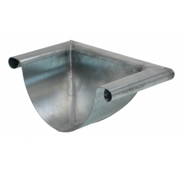 Een metalen regenpijpgoot in een U-vorm met twee uitsteeksels aan de zijkanten. Glanzend en grijs van kleur.