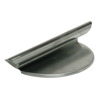 Ronde, metalen keukenrasp met een vlakke achterkant en een gebogen rand aan de bovenkant.