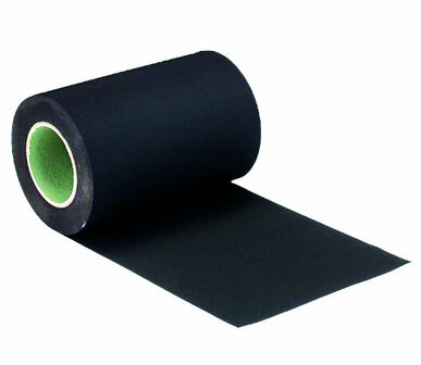 Zwarte tape op een rol met groene kern, rechtstreeks afrollend op een witte achtergrond. Het materiaal is stevig en mat.