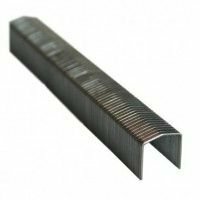 Een metalen nietjesstrip met meerdere nietjes, recht en langwerpig met een glanzende, zilverkleurige afwerking.