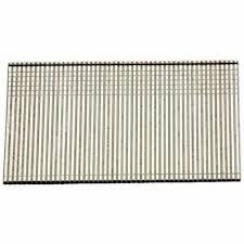 Een rechthoekige mat met smalle, verticale lijnen in zwart en beige, met een structuur van geweven materiaal.