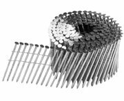 Een spiraalvormige rol van verzinkte spijkers met een gladde kop, naast rechtopstaande spijkers.