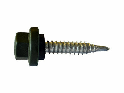 Een metalen schroef met een groene kop en een scherpe punt, met een gegroefd schacht voor betere grip.