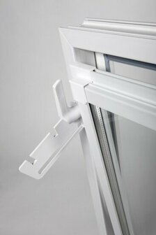 Witte kunststof kozijn met een open vergrendeling en een heldere glazen inzet, tegen een neutrale achtergrond.