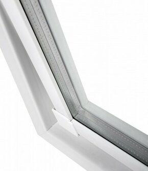 Dichte, witte kunststof window met een heldere, glazen ruit en een strakke, moderne afwerking.