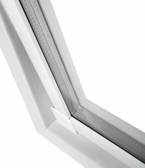 Een close-up van een witte kunststof raam met een glanzende afwerking en subtiele details bij de hoeken.