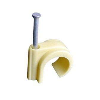 Kleine, beige kunststof kabelclip met een metalen spijker, ontworpen voor het bevestigen van kabels aan muren of oppervlakken.