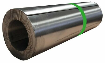 Een grote rol plat aluminiumfolie met een groene streep eromheen, bevestigd en netjes opgerold.