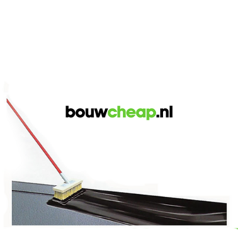 Zwarte verf wordt aangebracht met een penseel, weergegeven met een rode steel en het logo van bouwcheap.nl op een witte achtergrond.