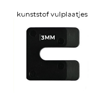 Zwart kunststof vulplaatje met een &#039;C&#039;-vorm en de tekst &#039;3MM&#039; in witte letters. Duidelijke bevestigingspunten zichtbaar.