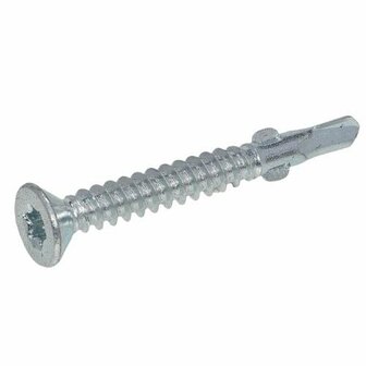 Een metalen schroef met een gezette kop en een gefreesde schacht, afgewerkt in een zilverkleurige verzinkte laag.