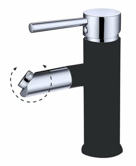 Chromen wastafelkraan met zwarte basis en een hendel. De kraan heeft een trendy, modern design en een draaibare uitloop.