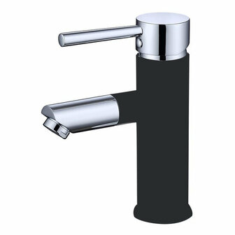 Chromen kraan met een zwarte, matte cilinder en een handvat aan de zijkant voor gemakkelijke bediening.