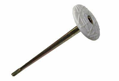 Witte kunststof bevestigingsschijf met een metalen pin, met een ge&euml;ngageerde, gestructureerde compositie.