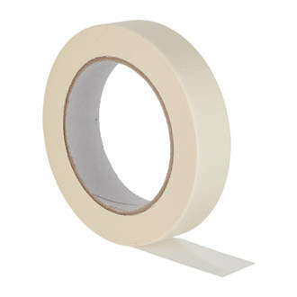 Beige tape op een rol met een gladde textuur en een brede, platte strip die losgerold is.