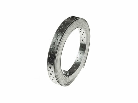 Zilveren metalen band met perforaties, netjes opgerold, geschikt voor bevestiging en constructie.