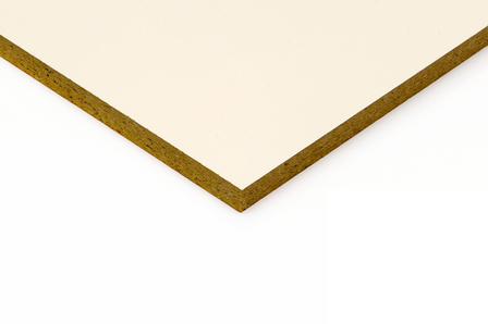 Lichte MDF-plaat met een gladde, cr&egrave;me kleurige bovenkant en een bruine, zichtbaar gelamineerde zijkant.