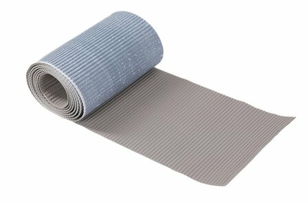 Een opgerolde yogamat in grijstinten met een geribbeld patroon in verschillende breedtes.