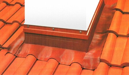 Rode keramische dakpannen met een rieten afwerking rond een schoorsteen, afgewerkt met metalen bevestigingsschroeven.