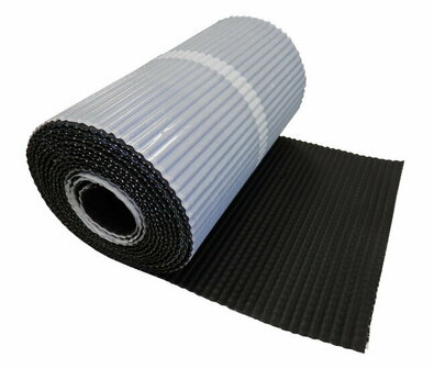 Zwart en grijs geribbeld rubbermat, opgerold met duidelijke schaduwen en textuur. Materiaal met duurzame uitstraling.