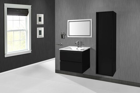 Moderne badkamer met zwart-wit meubels, een wastafel met spiegel en een hoge kast naast een raam met jaloezie&euml;n.