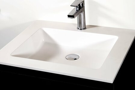 Witte keramische wasbak met strakke lijnen, gecombineerd met een moderne chrome kraan en een eenvoudig, zwart meubel.