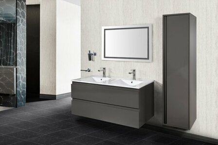 Moderne badkamer met een donkergrijze wastafel met dubbele spoelbak en een grote spiegel boven, met een bijpassende kast ernaast.