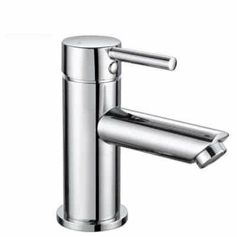 Glanzende, ronde chromen kraan met een lange, gebogen uitloop en een enkele hendel aan de bovenkant.