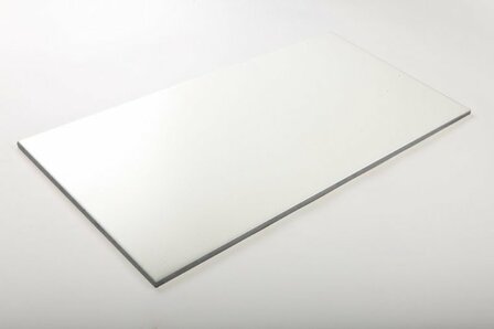 Een vlakke, rechthoekige spiegel met een heldere, reflecterende oppervlakte en een dunne zwarte rand.