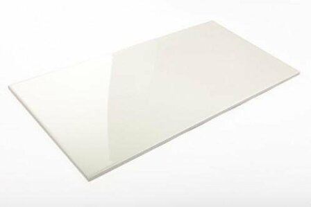 Gladde, lichtglanzende, cr&egrave;mekleurige plaat met een rechte rand, liggend op een witte achtergrond.