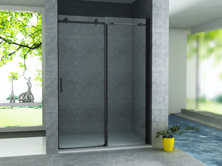 Moderne douche met glazen deuren, grijze tegelwanden en een lichte, open badkameromgeving met groene planten.