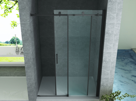 Stijlvolle inloopdouche met een transparante glazen sch schuifdeur en een zwart metalen frame in een moderne badkamer.