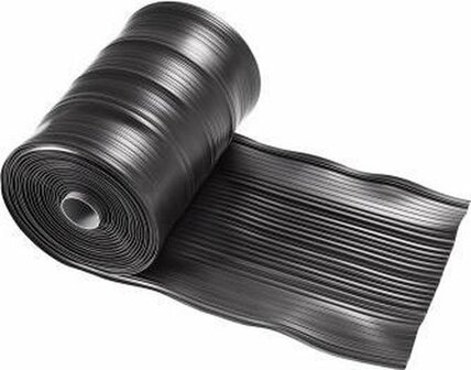 Zwarte, glanzende rubberen rol met gestructureerde ribbels, perfect voor toepassingen in de bouw of handwerk.