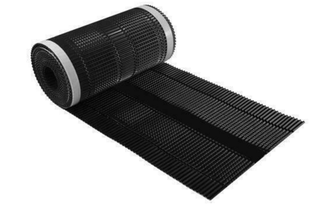 Een opgerolde zwarte mat met een patroon van kleine gleuven en openingen, deels uitgerold op een vlakke ondergrond.